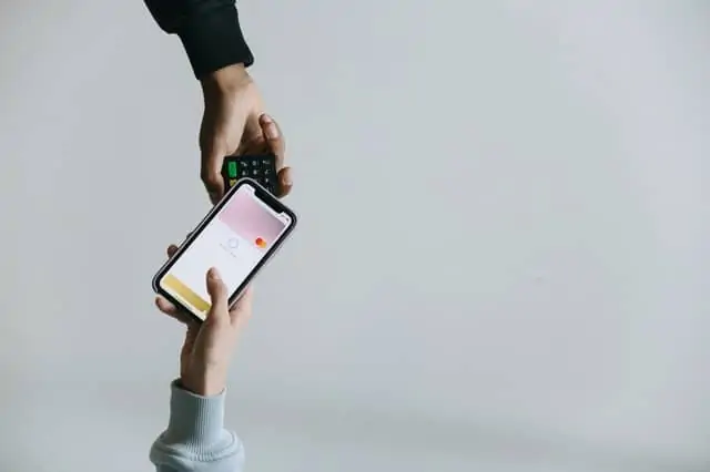 ידיים על טלפון. אילו סוגי ארנקים דיגיטליים יש?