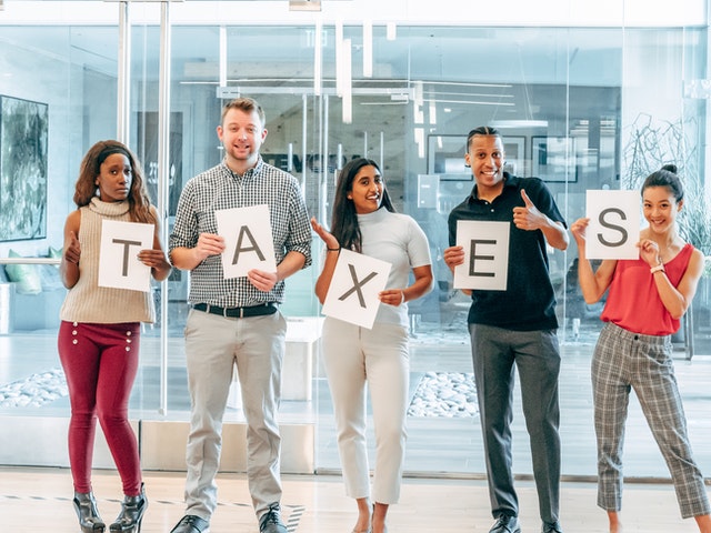 אנשים עם האותיות taxes. נושא: איך לא לשלם מס רכישה על דירה שנייה