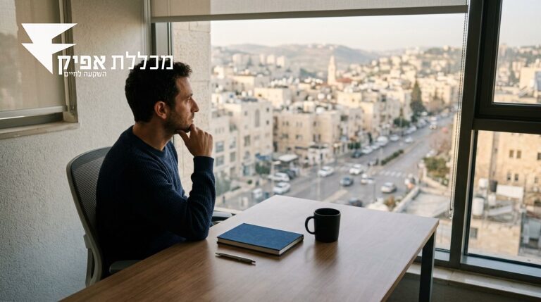 אדם יושב ליד חלון משרד ושוקל מעבר למקצוע חדש